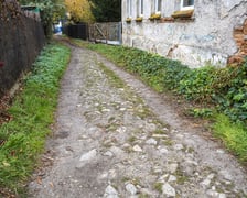 Muchobór Wielki. Tak przed remontem wyglądało przejście przez strumień Kasina łączące ulicę Stanisławowską z Samborską